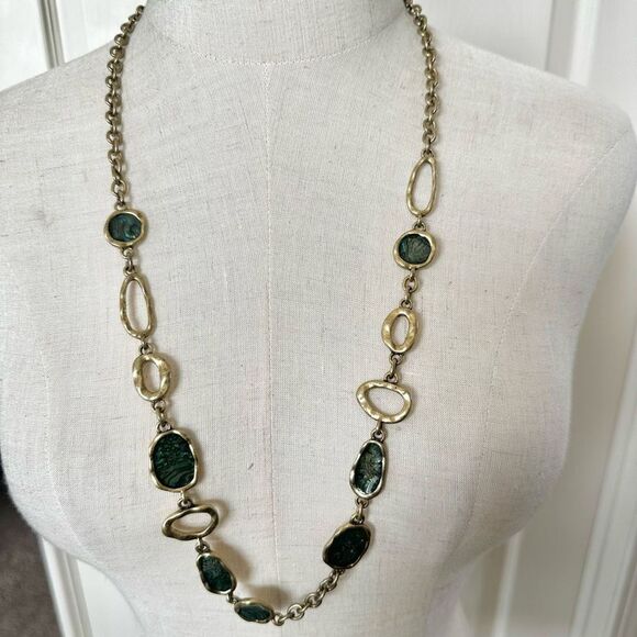 Avon NRQ vintage long  gold tone and green necklace - Picture 1 of 11